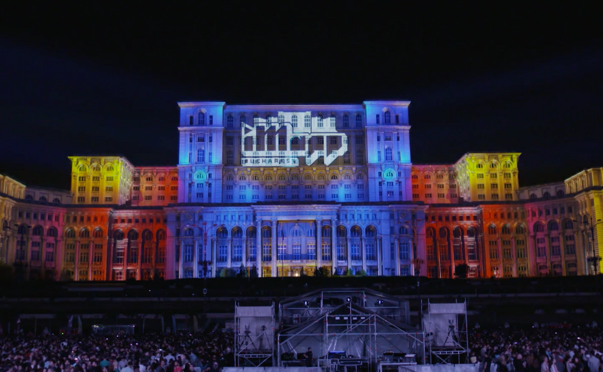 What are the differences between Projection Mapping and LED Walls in Experiential Branding Events?